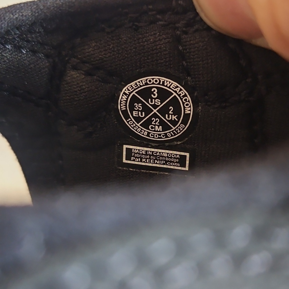 Keens Black And Grey Youth Sandals - Picture 13 of 14